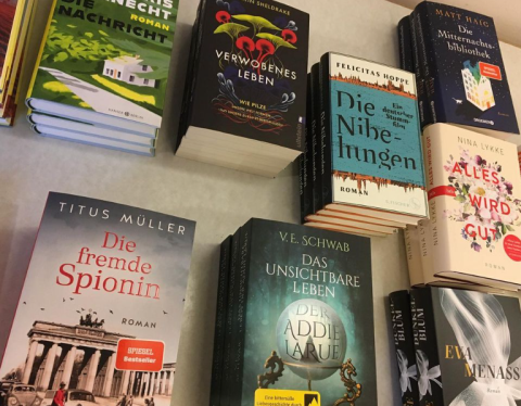 Einige Bücher auf einem Tisch