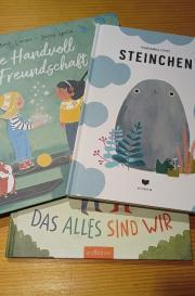Drei Bilderbücher auf einem Tisch