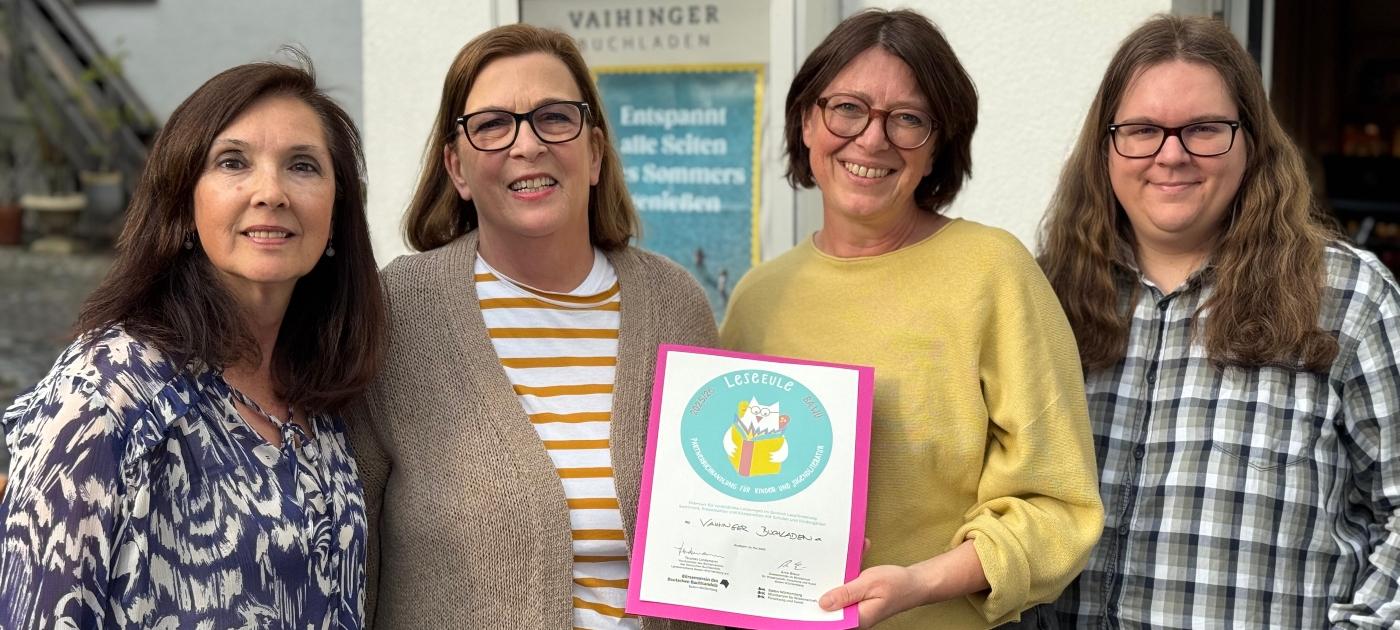Das Team steht vor dem Buchladen. Von links nach rechts: Martina Schiemer, Birgit Närger, Helke Stadelmeier, Theodor Lindner. Helke Stadelmeier hält die Urkunde für die LeseEule